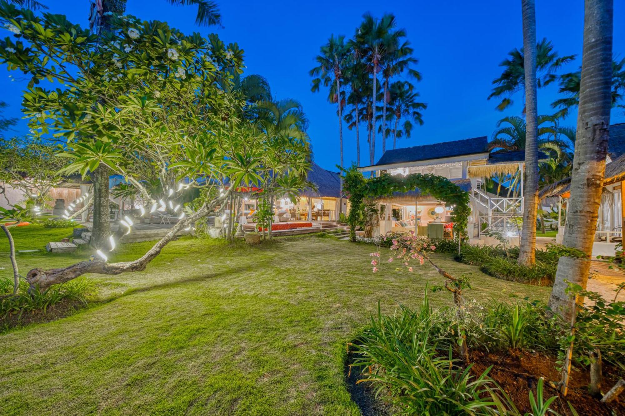 Villa Kalis, 10 Bedroom Family And Group Villa Seminyak Eksteriør billede